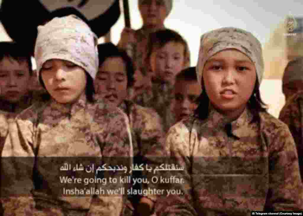 İlkokul çocukları IŞİD eğitim kampında