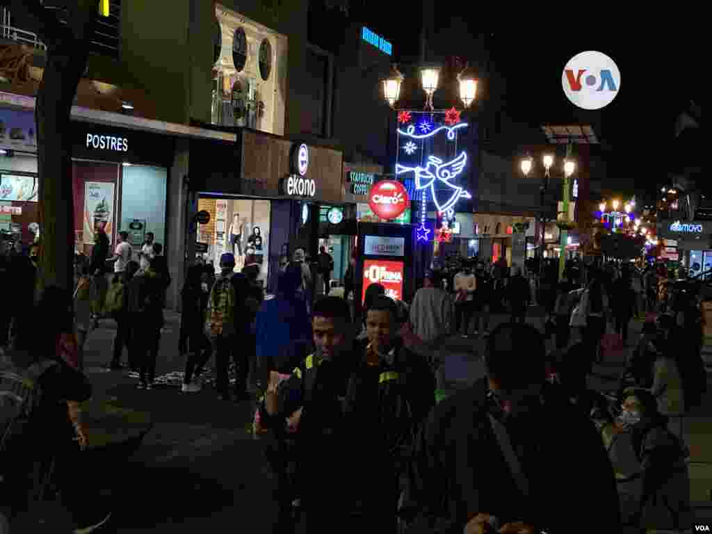 Miles de costarricenses, muchos usando mascarillas aprovechan el aguinaldo (bonifcación o pago extra en diciembre) para buscar su regalo navideños en la céntrica Avenida Central en la capital San José. [Foto Armando Gómez, VOA].