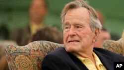 L'ancien président George H.W. Bush assiste à une cérémonie pour dévoiler un nouveau jardin nommé en l'honneur de son épouse, le 29 septembre 2011 à Kennebunkport, dans le Maine.