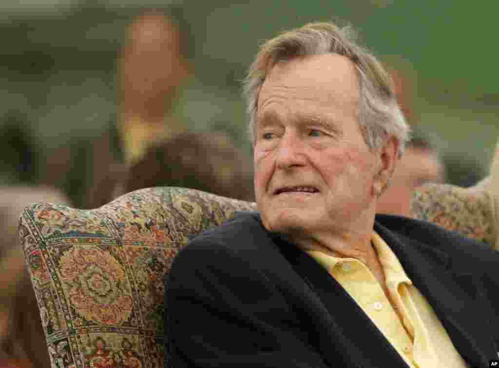 پرزیدنت جورج هربرت واکر بوش در مراسم گشایش باغی به نام و یاد همسرش در ایالت مین حاضر شد.