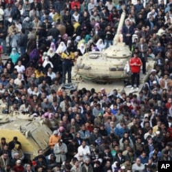 La prière du vendredi des manifestants anti-Moubarak sur la place Tahrir