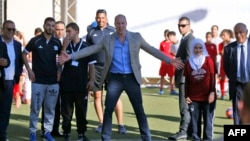 Match de foot entre le Prince William et de jeunes joueurs palestiniens à Ramallah en Cisjordanie le 27 juin 2018.