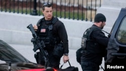 En septiembre, un individuo con un cuchillo saltó la valla de la Casa Blanca y se las arregló para ingresar a la mansión, antes de ser abordado por los oficiales de la agencia.