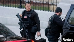 Para agen Dinas Rahasia AS terlihat di Gedung Putih, Washington (18/12).