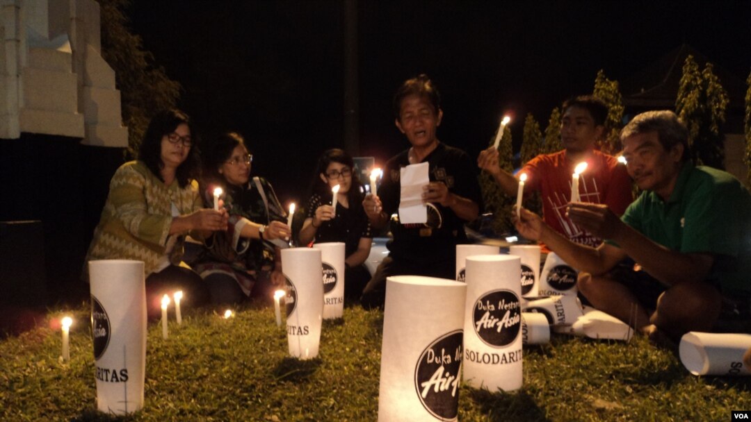 Doa bersama dengan nyala lilin untuk para korban kecelakaan pesawat AirAsia di Solo, Jawa Tengah (3/1). (VOA/Yudha Satriawan)