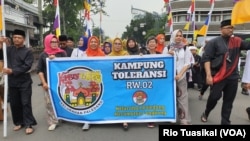 Pawai dari Kampung Toleransi Paledang ikut meramaikan Parade "Bandung Rumah Bersama" di kota Bandung, Jawa Barat. (Foto dok: Rio Tuasikal/VOA)