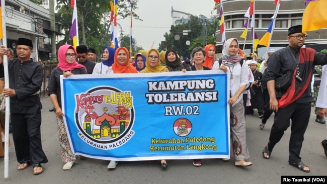 Pawai dari Kampung Toleransi Paledang ikut meramaikan Parade "Bandung Rumah Bersama" di kota Bandung, Jawa Barat. (Foto dok: Rio Tuasikal/VOA)