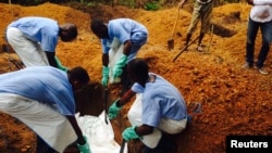 지난 2일 서아프리카 시에라리온 카이라훈의 자원봉사자들이 에볼라 감염으로 숨진 사망자 시신을 묻고 있다. 라이베이라와 시에라리온에서는 에볼라 감염으로 인한 사망자가 계속 늘고 있따.