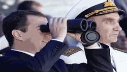 블라디미르 비소스키 해군사령관의 안내로 해군훈련을 참관하는 드미트리 메드베데프 대통령 (좌)