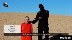 Dalam foto video ini terlihat Alan Henning sebelum dipenggal militan ISIS (Foto: dok).