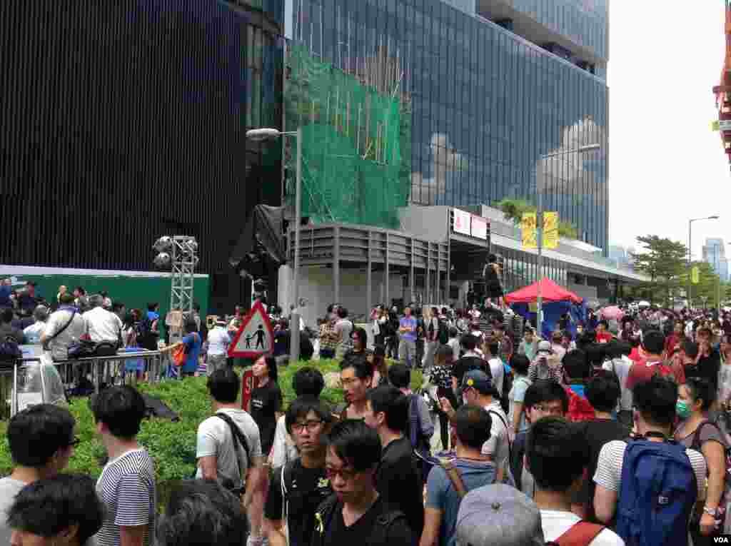 数千香港市民云集政府总部声援被困公民广场学生（美国之音图片／海彦拍摄）