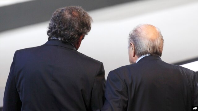El presidente de la FIFA, Joseph Blatter (derecha) y el presidente de la UEFA, Michel Platiní, prometen apelar ampliación de la inhabilitación de ocho años.