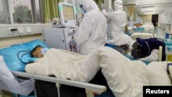 Foto yang diunggah di media sosial pada 25 Januari 2020 oleh Rumah Sakit Pusat Wuhan tampak para petugas medis sedang merawat pasien yang terinfeksi virus corona. 