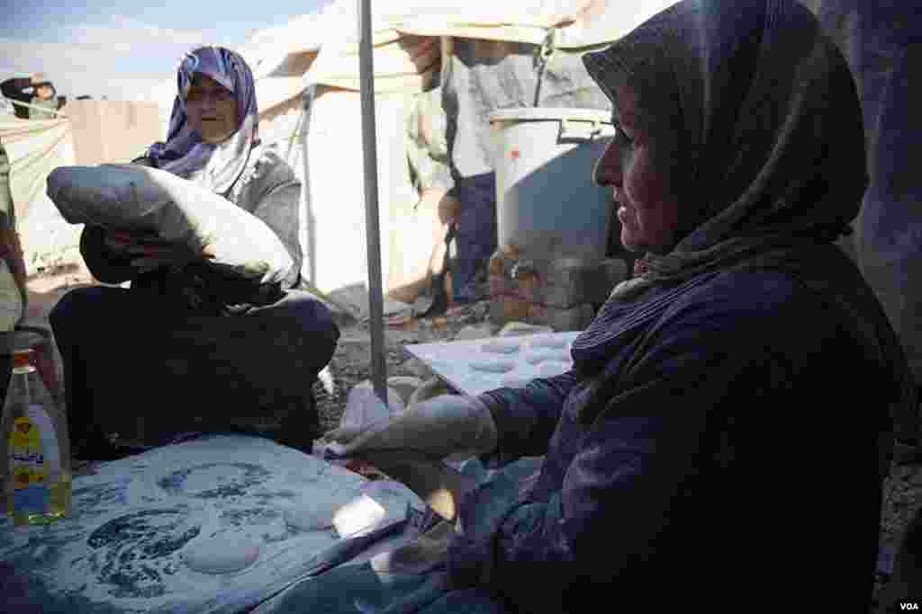 Syrian refugees make bread in a makeshift bakery between two tents in the Za&#39;tari refugee camp. (Y. Weeks/VOA)