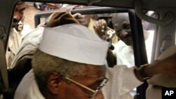 Former Chadian president Hissène Habré leaves Dakar's courthouse escorted by prison guards (2005 file photo)