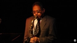 Frank Wess at the Jazz Cellar, Vancouver, Oct. 5, 2005. Photo by Steve Mynett
