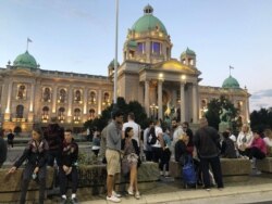 Okupljeni građani tokom šeste večeri uzastopnih antivladinih protesta u Beogradu, ispred Doma narodne Skupštine Srbije, 12. jula 2020. (Foto: Jovana Đurović, VoA)