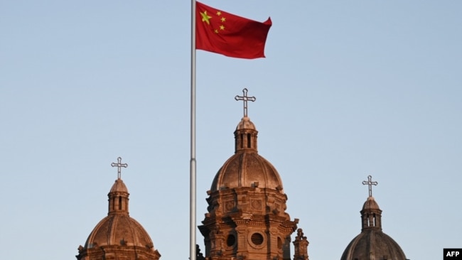 一面中国国旗在北京王府井天主教堂前飘扬。（2020年10月22日）