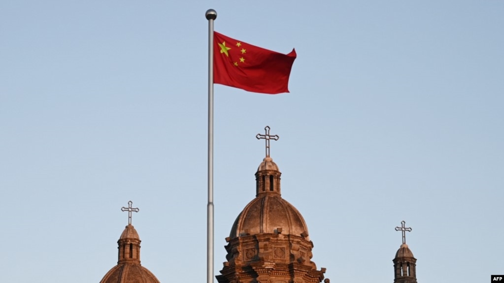 2020年10月22日，一面中国国旗在北京王府井天主教堂前飘扬。（法新社照片）(photo:VOA)
