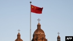 一面中国国旗在北京王府井天主教堂前飘扬。（2020年10月22日）(法新社)