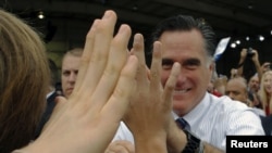 Mitt Romney salue la foule à Sanford, en Floride, le 5 nov. 2012
