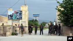 Tentara Afghanistan berjaga di pintu gerbang lompleks militer pasca serangan bom bunuh diri di Mazar-i-Sharif, Afghanistan utara, 21 April 2017. (AP Photo/Mirwais Najand)