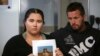 Ellie Smith, a la izquierda, y su pareja Jake Gliddon, muestran una foto de su hija desaparecida, Cleo, cerca de Carnarvon en el estado de Australia Occidental, Australia, 19 de octubre de 2021. (James Carmody/AAP Image/Pool vía AP)