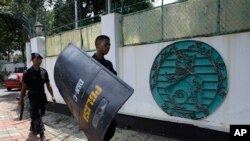 အကြမ်းမှုတိုက်ခိုက်ဖို့ ကြံစည်ခံရတဲ့ မြန်မာသံရုံးကို လုံခြုံရေးယူပေးနေသော အင်ဒိုနီးရှား ရဲအရာရှိတစ်ဦး (မေ၊ ၃။ ၃၀၁၃။)
