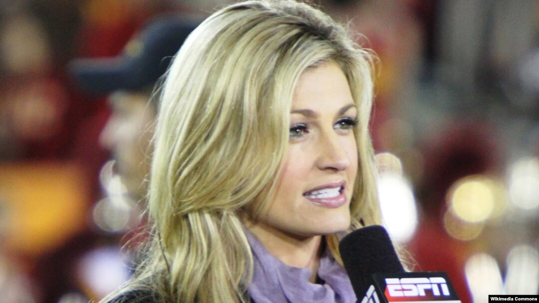 Erin Andrews, penyiar olahraga stasiun TV Fox Sports, ketika masih bekerja untuk jaringan televisi ESPN (foto: dok).