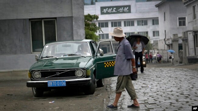 지난 2017년 7월 북한 강원도 원산 거리에 과거 스웨덴에서 수입한 것으로 보이는 구식 볼보 차량 택시가 서 있다.