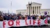 Manifestantes participan en la Marcha por la Vida frente a la Corte Suprema de Estados Unidos en Washington, el viernes 21 de enero de 2022. (Foto AP/Patrick Semansky)