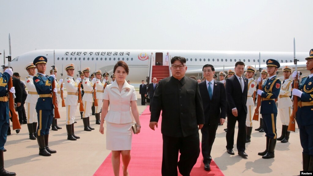 朝鲜领导人金正恩和夫人李雪主2018年6月19日抵达北京，中共中央政治局常委王沪宁迎接。