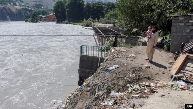 اطلاعات کے مطابق کچھ خواتین نے دریا میں کود کر خود کشی کی۔