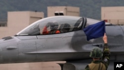 在台湾花莲参加军事演习的一架台湾空军F16战斗机。（2013年1月23日）
