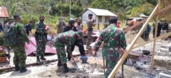 Kerja Bakti TNI POLRI dalam kegiatan pembangunan kembali rumah warga di lokasi Transmigrasi Levonu, Desa Lembantongoa, Kabupaten Sigi. Jumat (4/12/2020). (Foto: Courtesy/Korem 132 Tadulako)