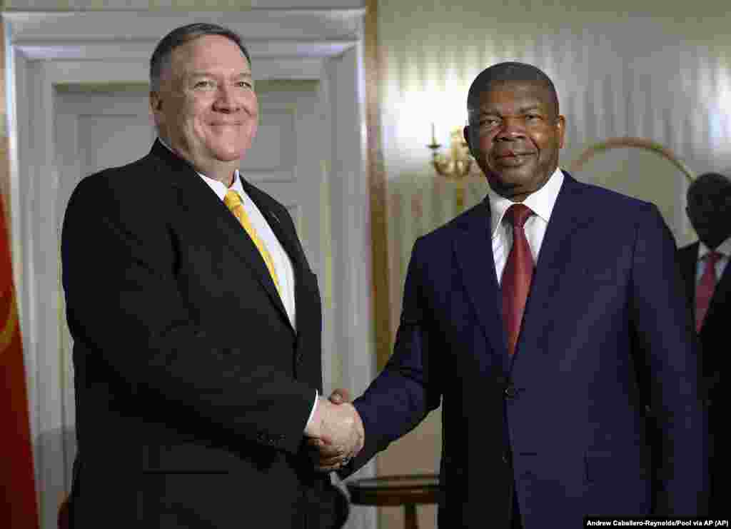 Mike Pompeo, Secretário de Estado americano (esq), encontra-se com João Lourenço, Presidente de Angola, no palácio Presidencial em Luanda. 17 fev 2020
