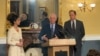 از راست: سناتور پت تومی، سناتور بن کاردین و مسیح علی‌نژاد، روز پنجشنبه در ساختمان سنای آمریکا