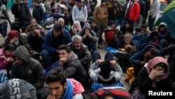 Hàng trăm di dân tiếp tục đến mỗi giờ tại biên giới Hy Lạp-Macedonia.
