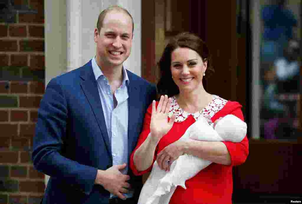 Cambridge Düşesi Catherine ve Prens William bebekleriyle birlikte kameralara poz vermiş.