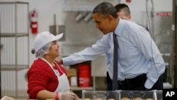 El presidente Obama recorrió la tienda Costco y conversó con los empleados, luego de promover sus planes para elevar el salario mínimo.