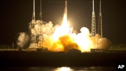 El cohete Falcon 9 SpaceX despega de Cabo Cañaveral en la madrugada del martes 22 de mayo de 2012. Es la primera vez que una empresa privada envía un cohete para llevar provisiones a la Estación Espacial Internacional.