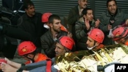 Spasilačke ekipe u Turskoj izvlače jednog od preživelih zemljotresa u pokrajini Van