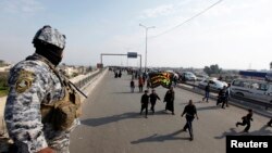 نیروهای امنیتی عراقی حاضر در مسیر حرکت زائران شیعه به سمت کربلا، در آستانه برگزاری مراسم اربعین