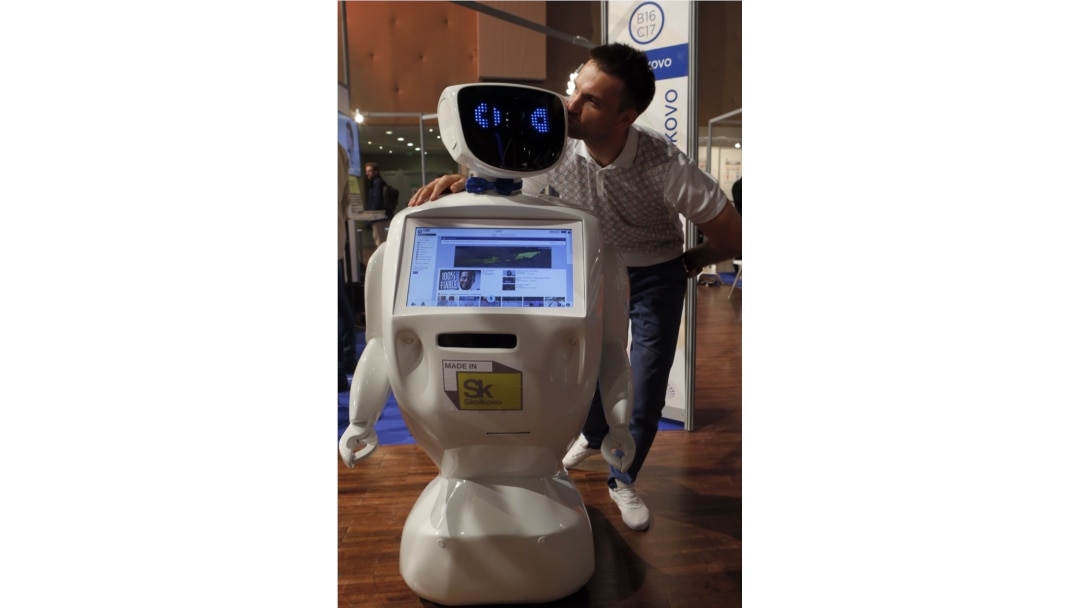 CEO Promobot Aleksei Yuzhakov dari Rusia mempresentasikan robot prototipe-nya saat berlangsungnya KTT Eropa Innorobo, di Aubervilliers, pinggiran Paris, Rabu, 25 Mei 2016. (Foto AP / Francois)