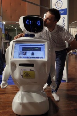 CEO Promobot Aleksei Yuzhakov dari Rusia mempresentasikan robot prototipe-nya saat berlangsungnya KTT Eropa Innorobo, di Aubervilliers, pinggiran Paris, Rabu, 25 Mei 2016. (Foto AP / Francois)