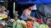 El Salvador es uno de los países de la región más impactados al importar hasta el 80 % de sus alimentos. La inflación y el bajo crecimiento económico golpean a las familias. Las remesas suponen para este país un alivio para salir a flote. (Foto Archivo / VOA)