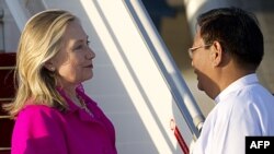 Ngoại trưởng Hoa Kỳ Hillary Clinton được chào hỏi bởi Thứ trưởng Ngoại giao Miến Điện Myo Myint tại Naypyidaw, ngày 30/11/2011