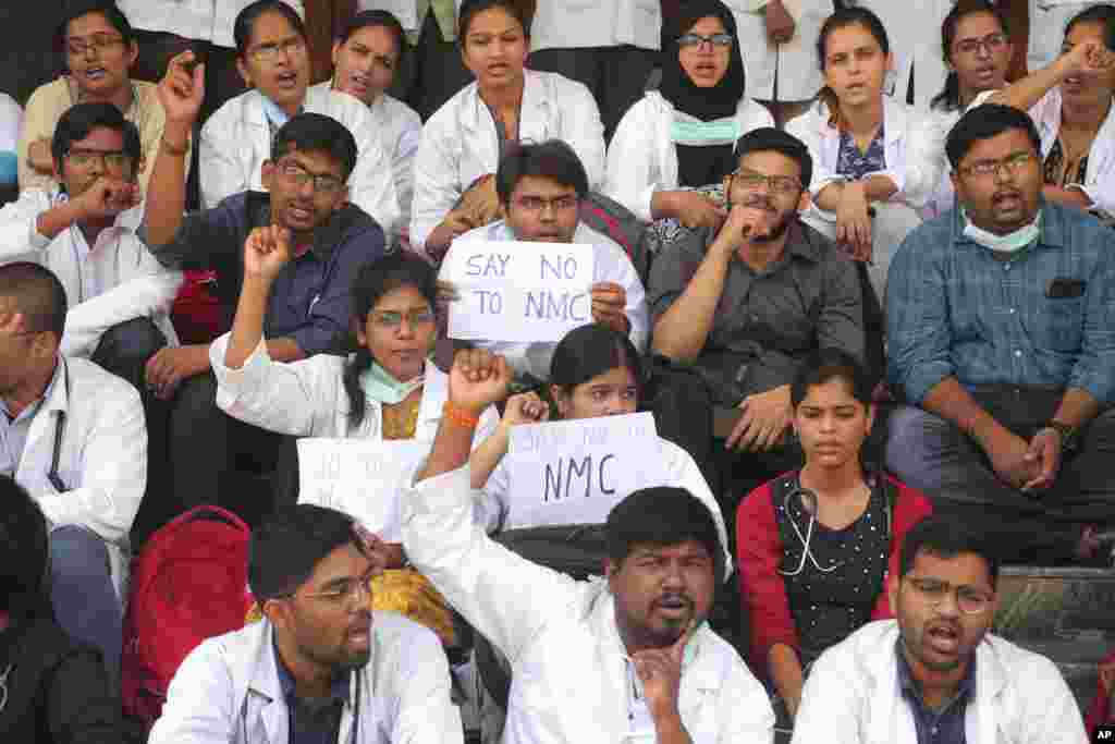 پزشکان در بیمارستان دولتی گاندی در حیدرآباد مصر اعتصاب کرده اند. آنها به یک لایحه دولت درباره منافع شان معترض هستند.&nbsp;