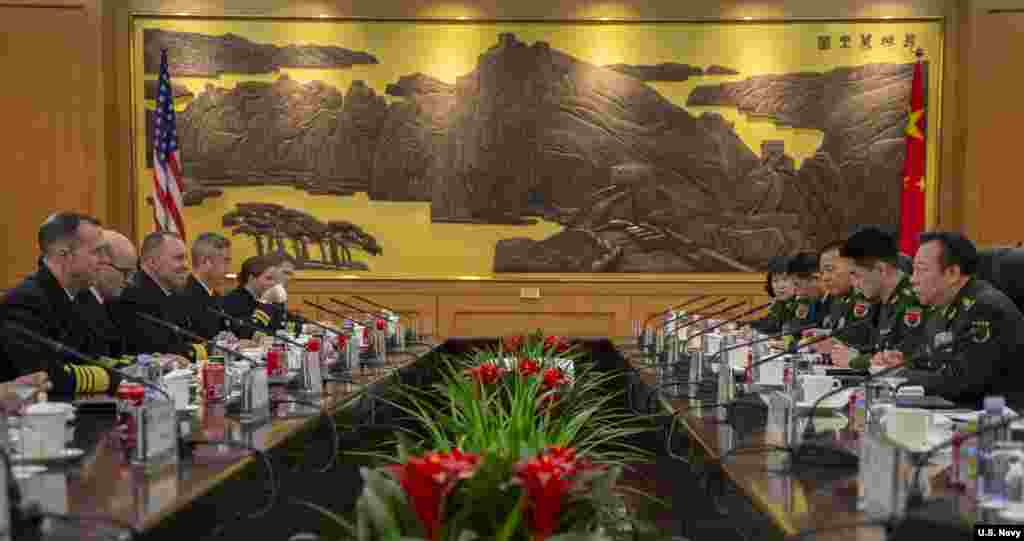 美国海军作战部长理查森上将（左一）2019年1月15日与中国军委联合参谋部参谋长李作成上将（右一）在北京八一大楼举行会谈（美国海军图片）。双方各自表明了在重大问题上的立场，并寻求两军管控风险、减少误判的途径。