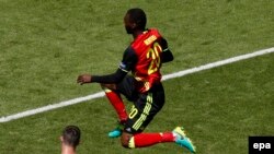 Christian Benteke de Belgique saute par-dessus le gardien Darren Randolph de l'Irlande au cours du match groupe E de la phase finale de l’Euro 2016 entre la Belgique et l'Irlande au Stade de Bordeaux à Bordeaux, France, 18 juin 2016. epa / Fehim DEMIR 